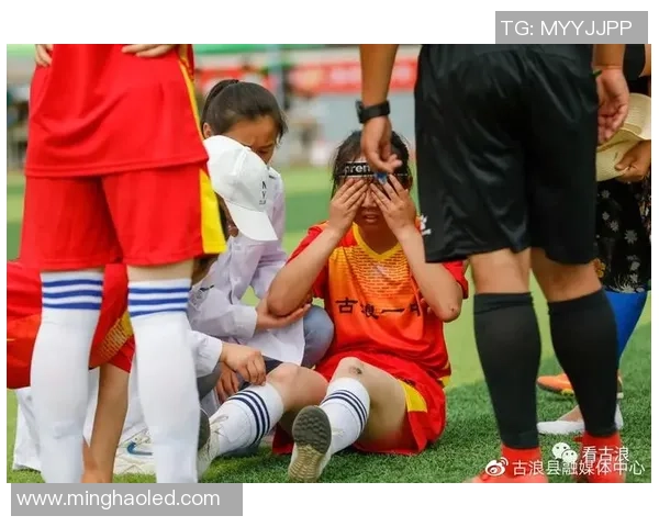 足球场上的温暖瞬间:从球员间的互助到感动人心的比赛时刻 足球场上的温暖瞬间:从球员间的互助到感动人心的比赛时刻