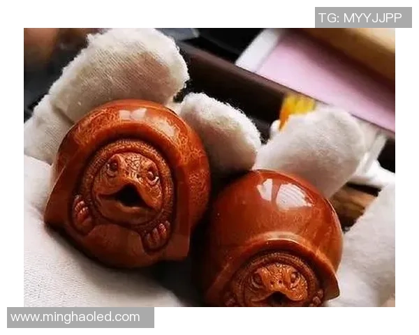 手艺人雕刻足球球星形象细节展现大师匠心与激情