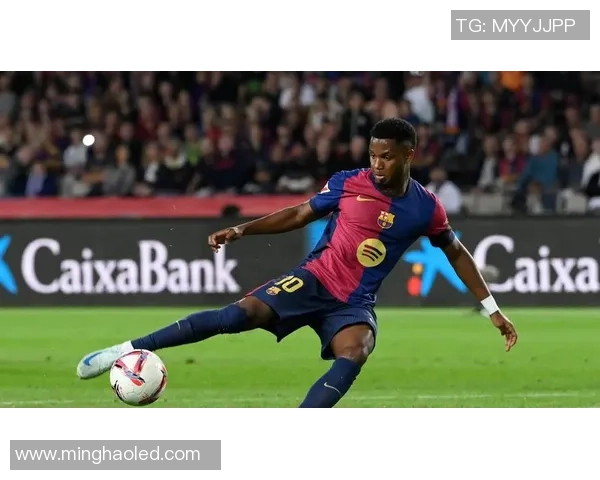 足球巨星展现惊人技巧用脚将足球精准射入篮球篮筐 足球巨星展现惊人技巧用脚将足球精准射入篮球篮筐